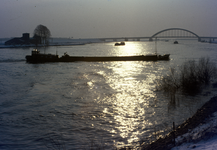 830664 Gezicht over de Lek bij Vreeswijk (Nieuwegein), met een binnenvaartschip en op de achtergrond de Lekbrug.